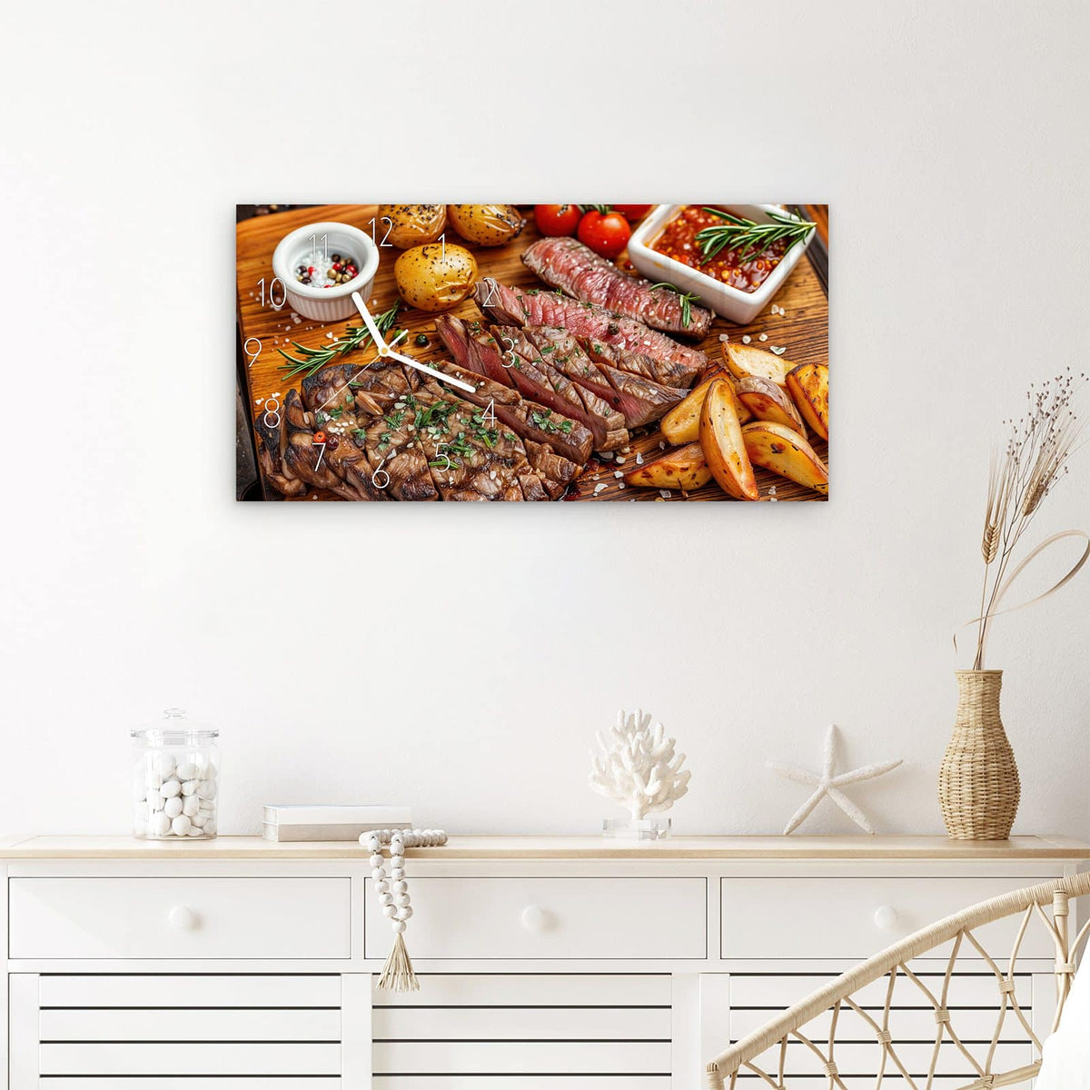 Wanduhr Grillplatte aus Glas – Querformat 60 × 30 cm – Fleisch, Kartoffeln und Tomaten auf Brett