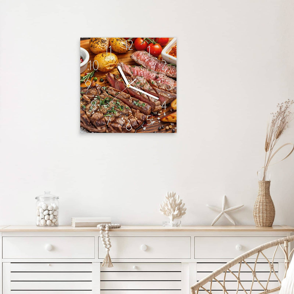 Wanduhr Steak mit Kartoffeln aus Glas – Quadratisch 30 × 30 cm – Fleisch, Kartoffeln und Tomaten auf Brett
