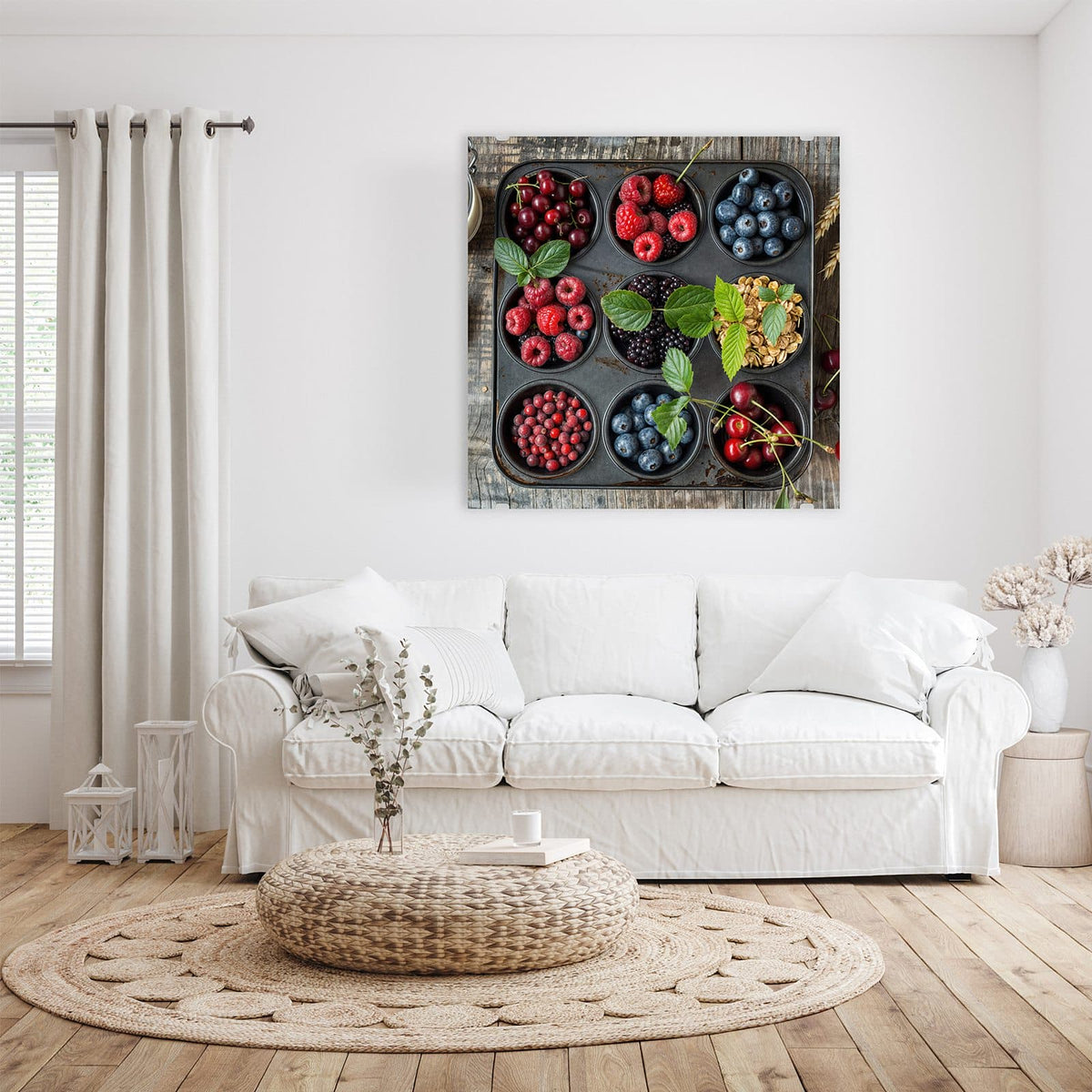 Glasbild Beeren in Muffinform an der Wand – Muffinblech, dessen Mulden mit Kirschen, Himbeeren, Blaubeeren, Brombeeren, Johannisbeeren und Haferflocken gefüllt sind, auf Holz