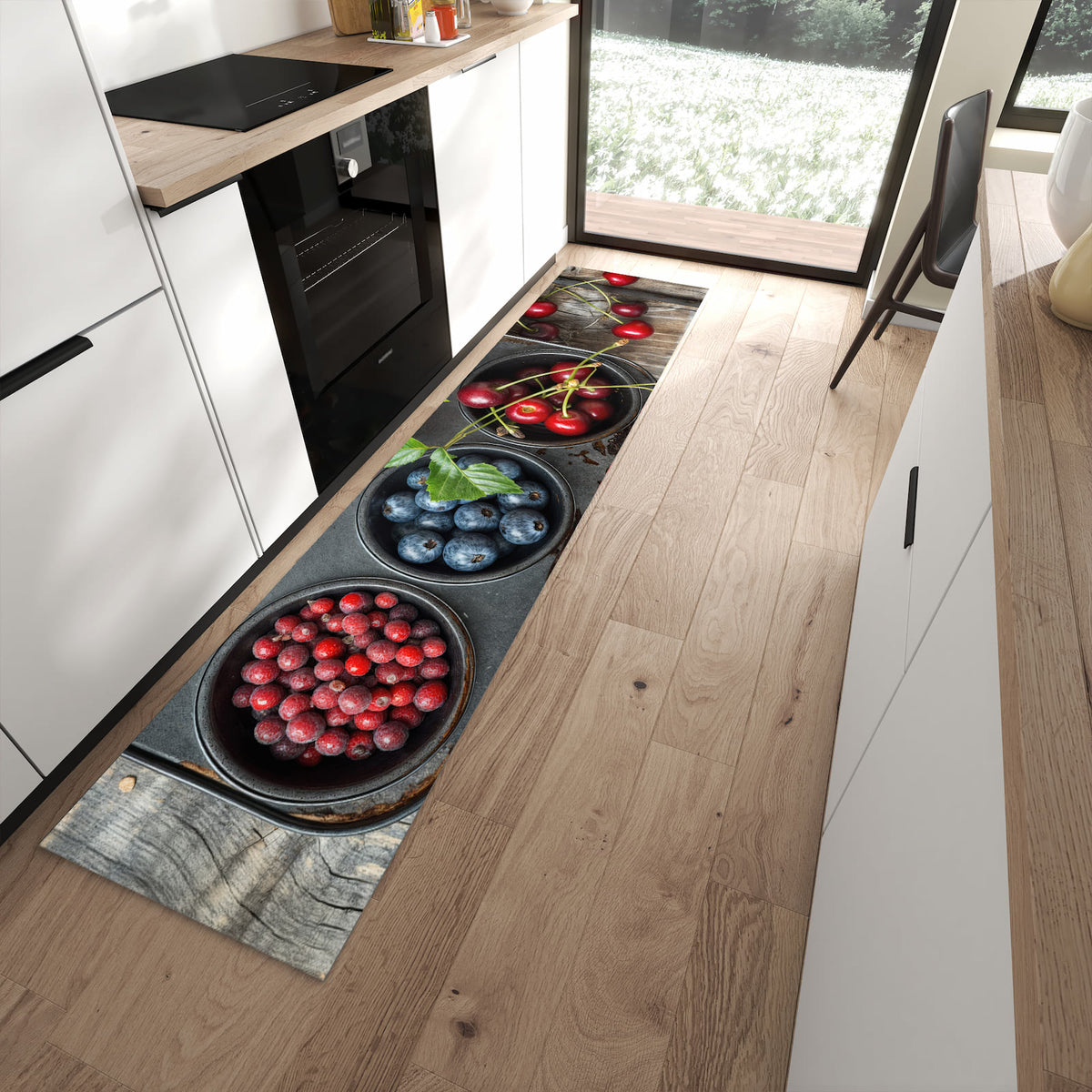 Pflegeleichter Küchenteppich mit Motiv Bunte Beeren in moderner Küche