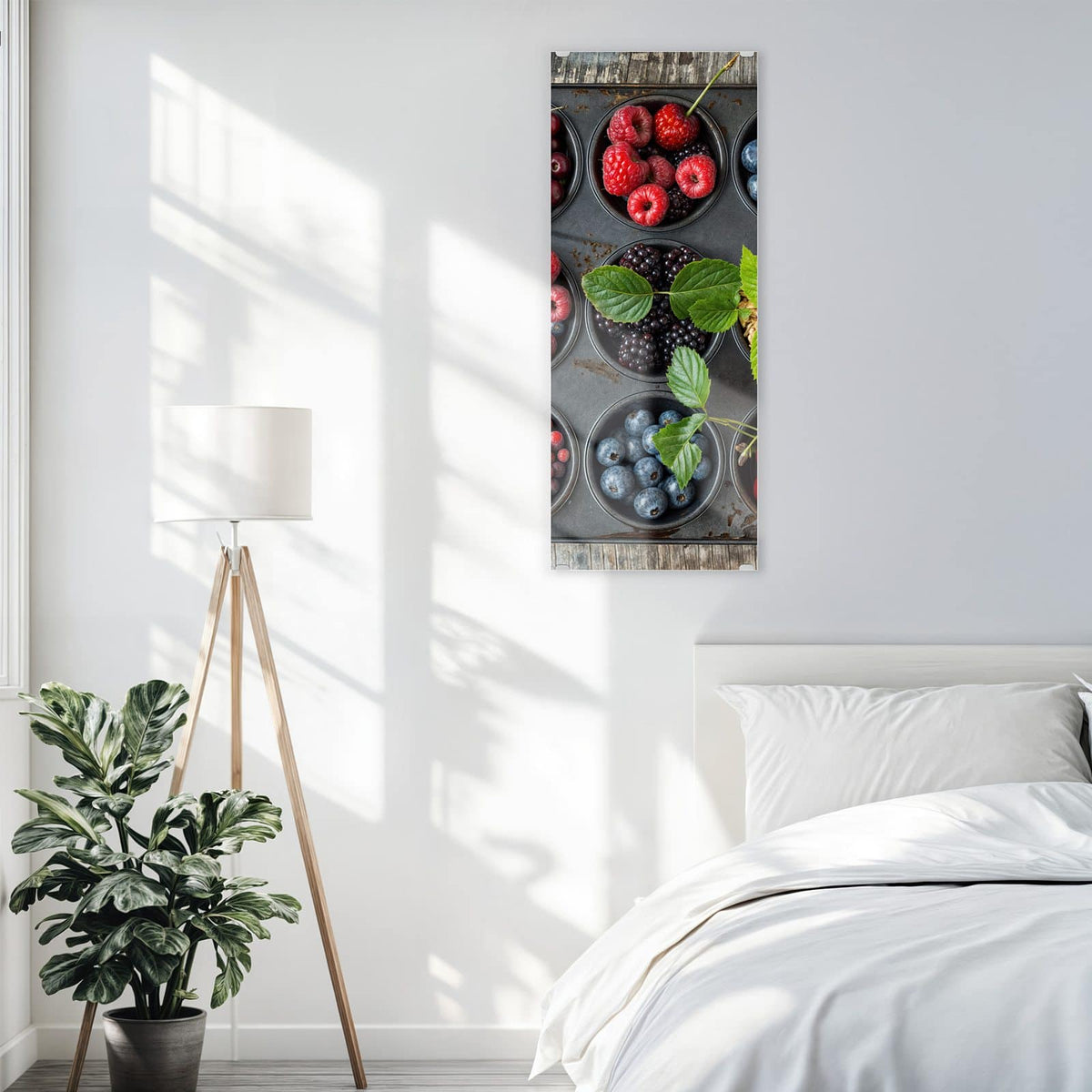Glasbild Beeren in Muffinform an der Wand – Muffinblech, dessen Mulden mit Kirschen, Himbeeren, Blaubeeren, Brombeeren, Johannisbeeren und Haferflocken gefüllt sind, auf Holz