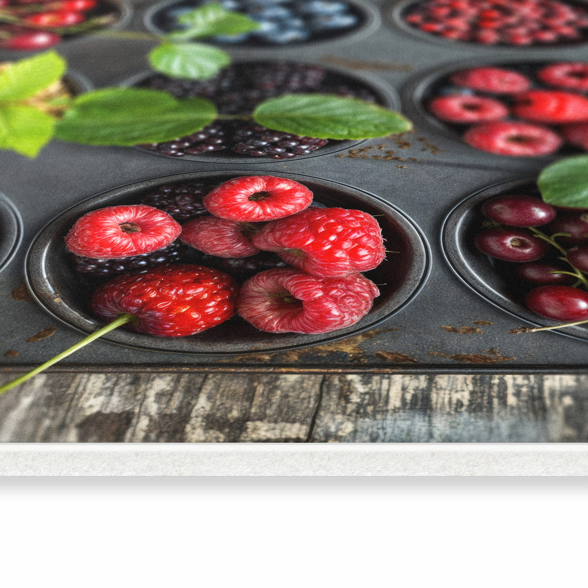 Komfortabler Bodenläufer Teppich mit Motiv Bunte Beeren in seitlicher Ansicht