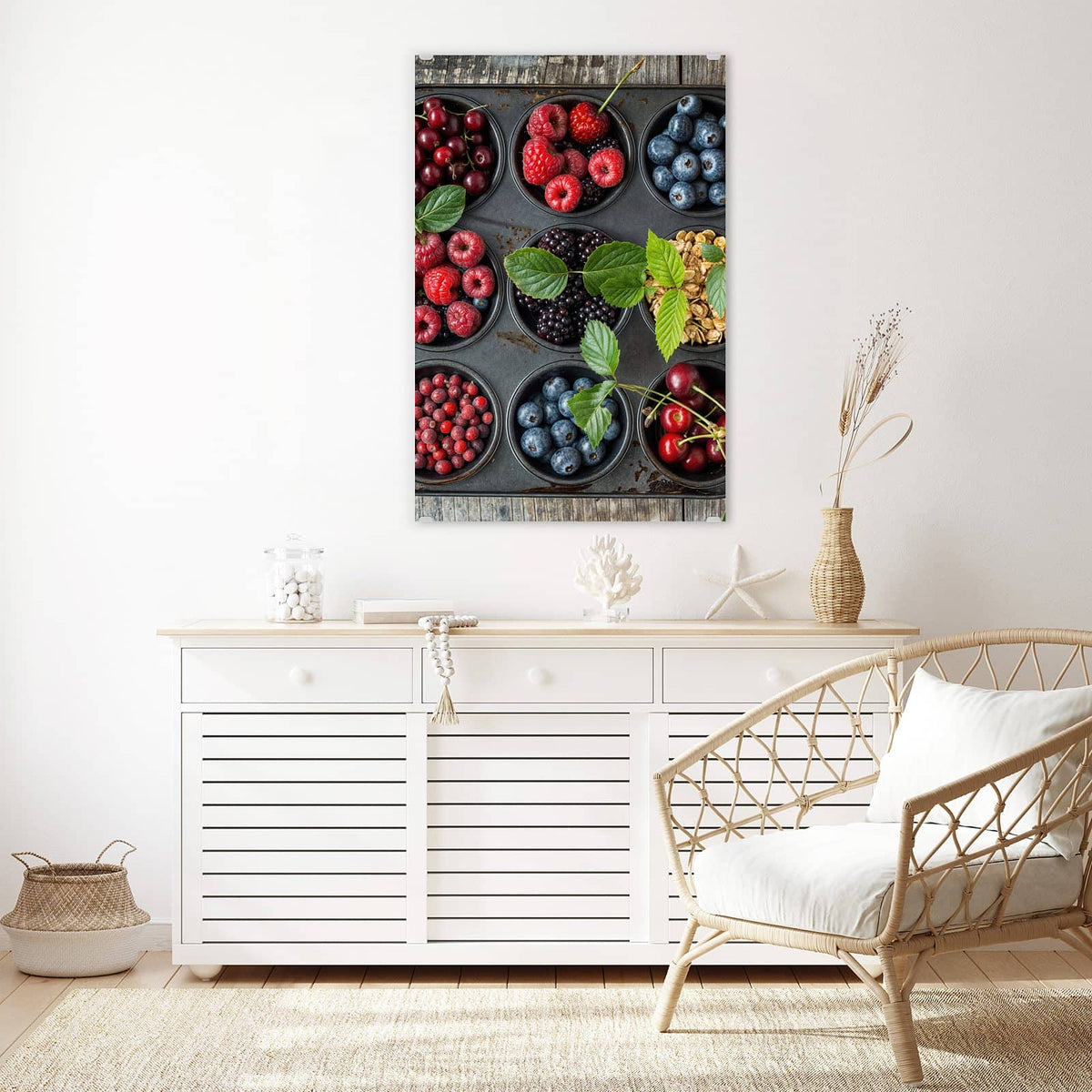 Glasbild Beeren in Muffinform an der Wand – Muffinblech, dessen Mulden mit Kirschen, Himbeeren, Blaubeeren, Brombeeren, Johannisbeeren und Haferflocken gefüllt sind, auf Holz