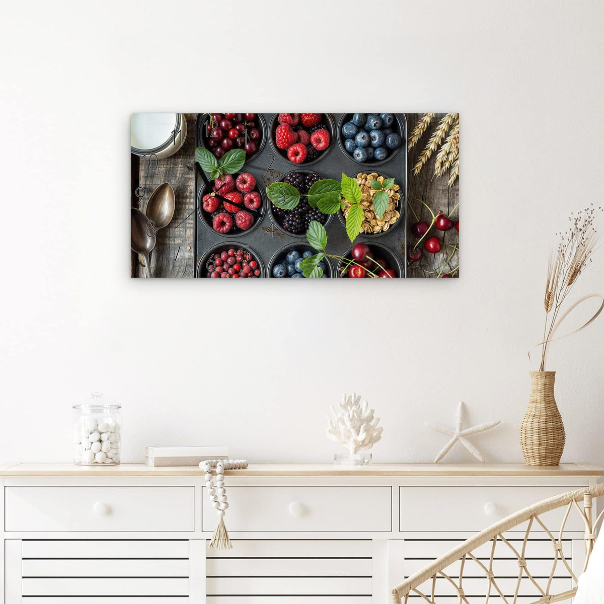 Wanduhr Bunte Beeren aus Glas – Querformat 60 × 30 cm – Beeren und Haferflocken auf Backblech