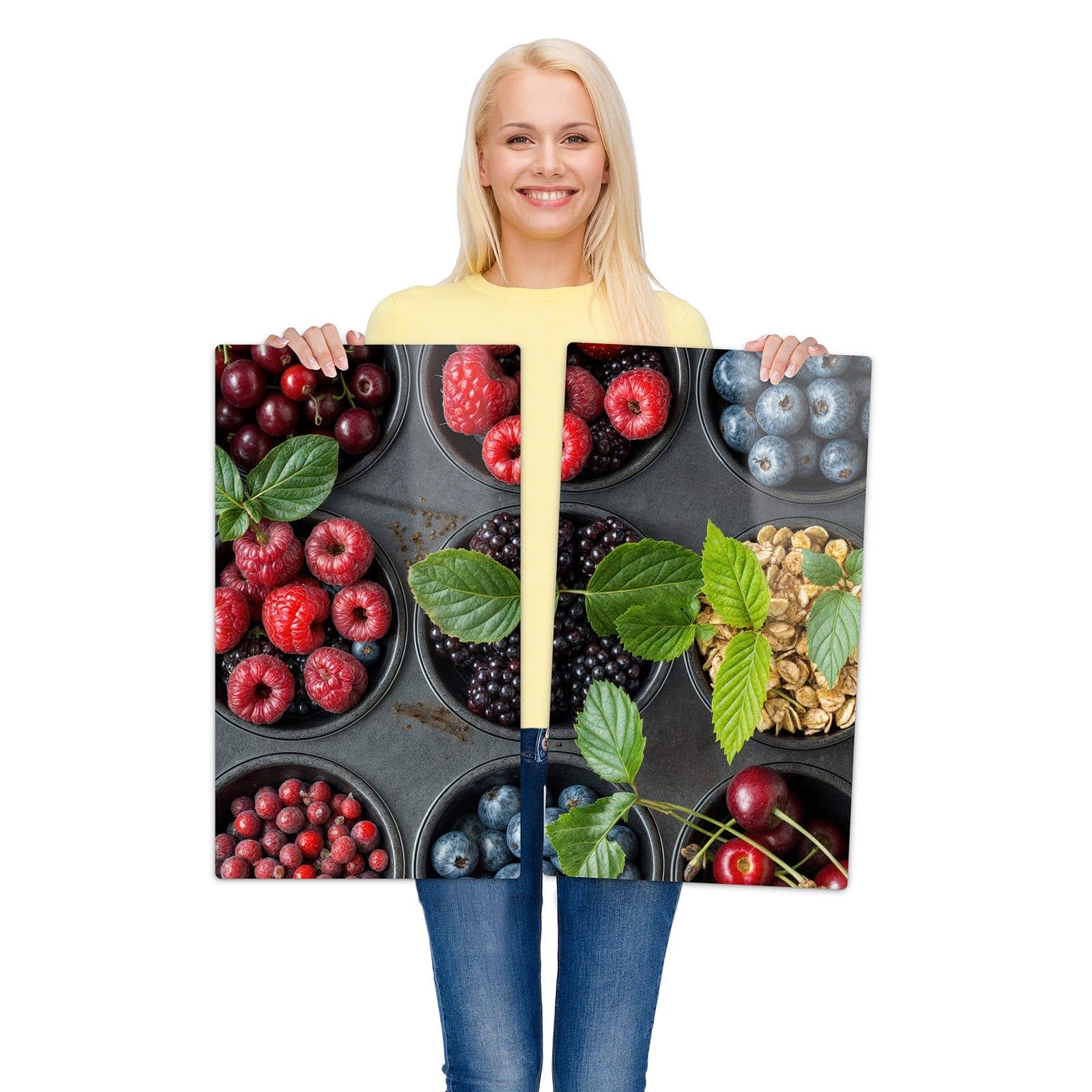 2-teilige Herdabdeckplatte mit Bunte Beeren-Motiv wird zur Größendarstellung gehalten
