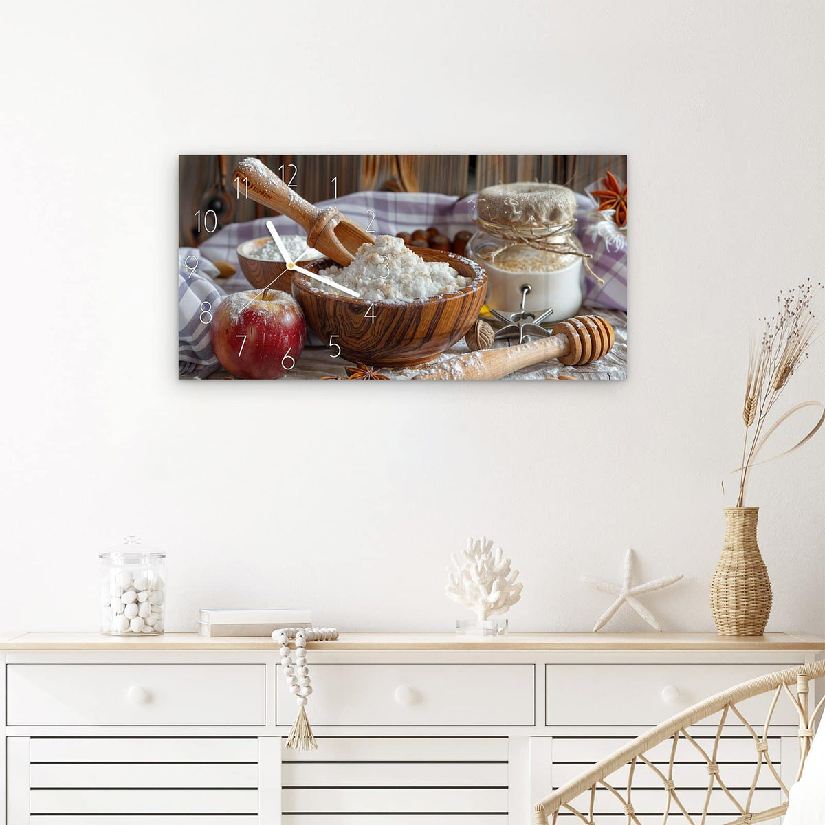 Wanduhr Backzubehör Rustikal aus Glas – Querformat 60 × 30 cm – Nudelholz, Holzschalen und roter Apfel