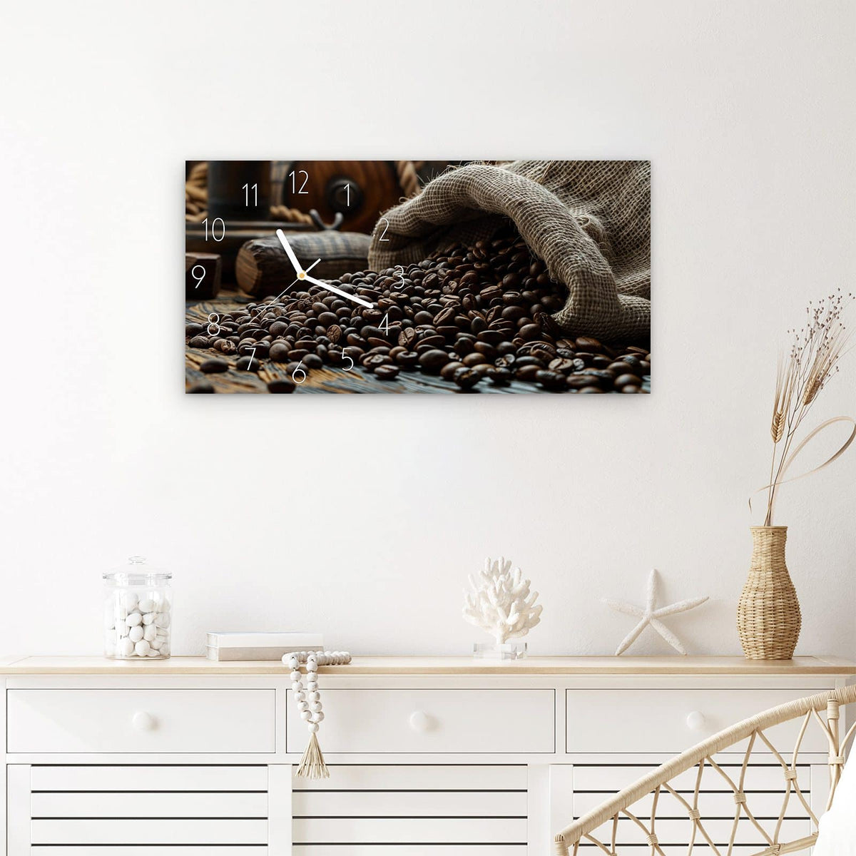 Wanduhr Kaffeebohnen Sack aus Glas – Querformat 60 × 30 cm – Kaffeebohnen strömen aus Jutesack