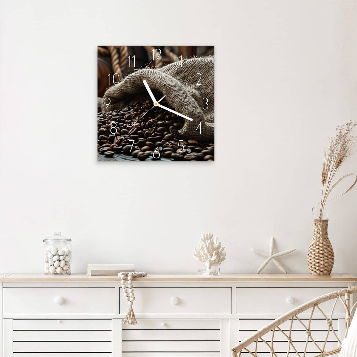 Wanduhr Kaffeesack mit Bohnen aus Glas – Quadratisch 30 × 30 cm – Kaffeebohnen strömen aus Jutesack