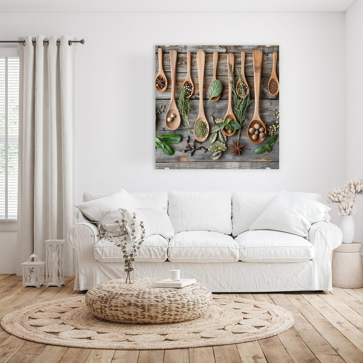 Glasbild Kräuter in Holzlöffeln an der Wand – Neun Holzlöffel auf verwittertem Holz, dazwischen Rosmarin, Basilikum, Lorbeer und Sternanis