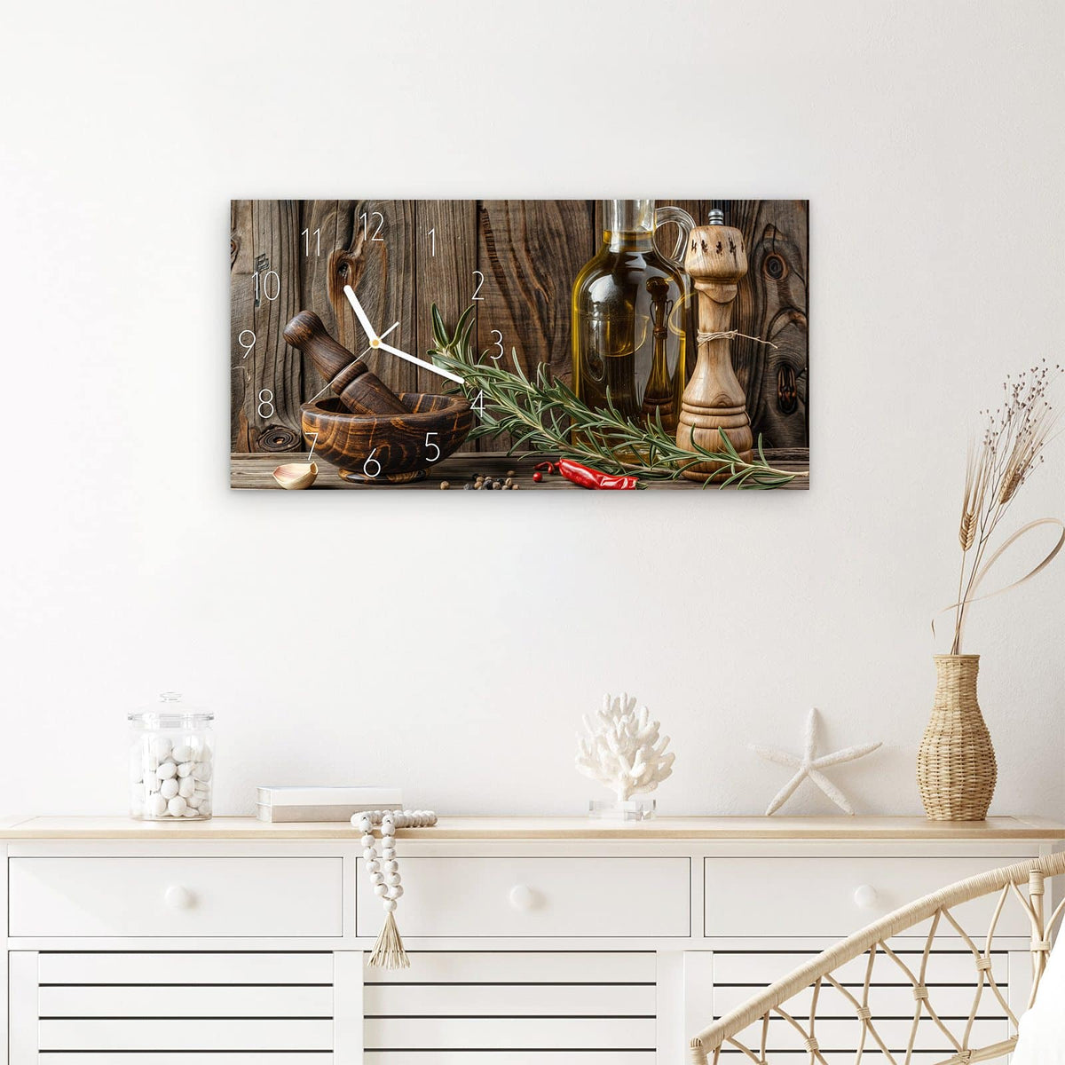 Wanduhr Küchendekoration aus Glas – Querformat 60 × 30 cm – Mörser, Olivenöl und Rosmarin auf Holz