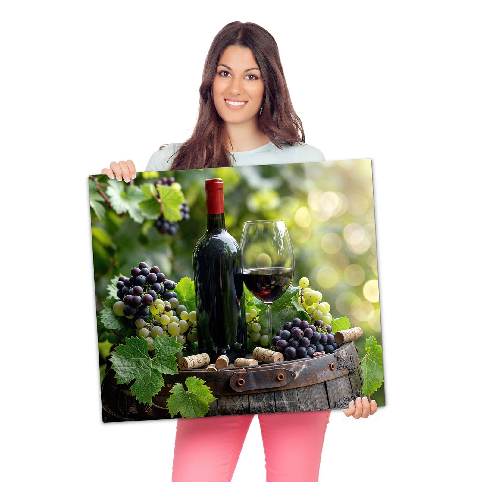 Herdschutzplatte mit Wein Und Trauben-Motiv wird zur Größendarstellung gehalten