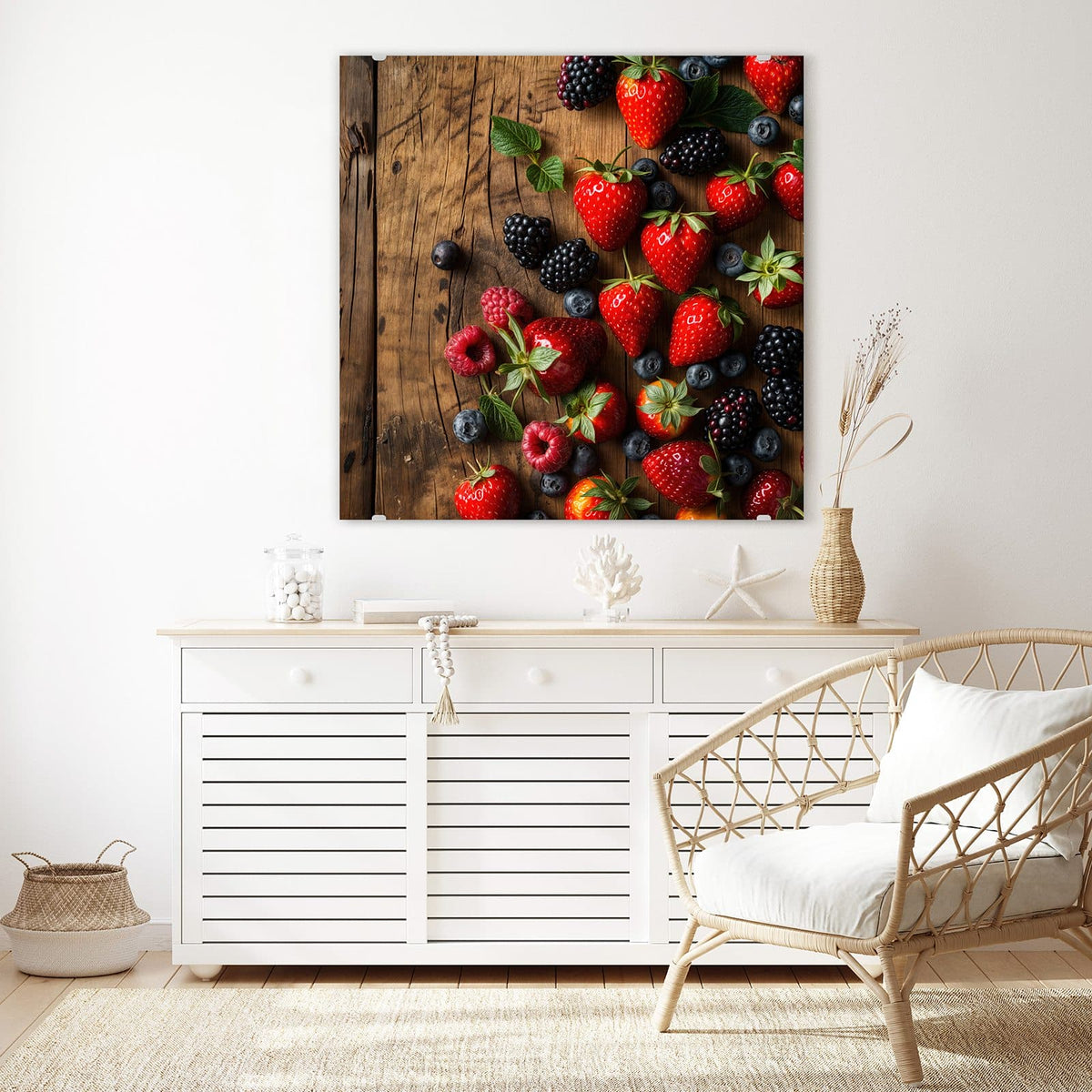 Glasbild Beerenmix auf Holz an der Wand – Erdbeeren, Brombeeren, Blaubeeren und Himbeeren mit Minze auf dunkel gemasertem Altholz