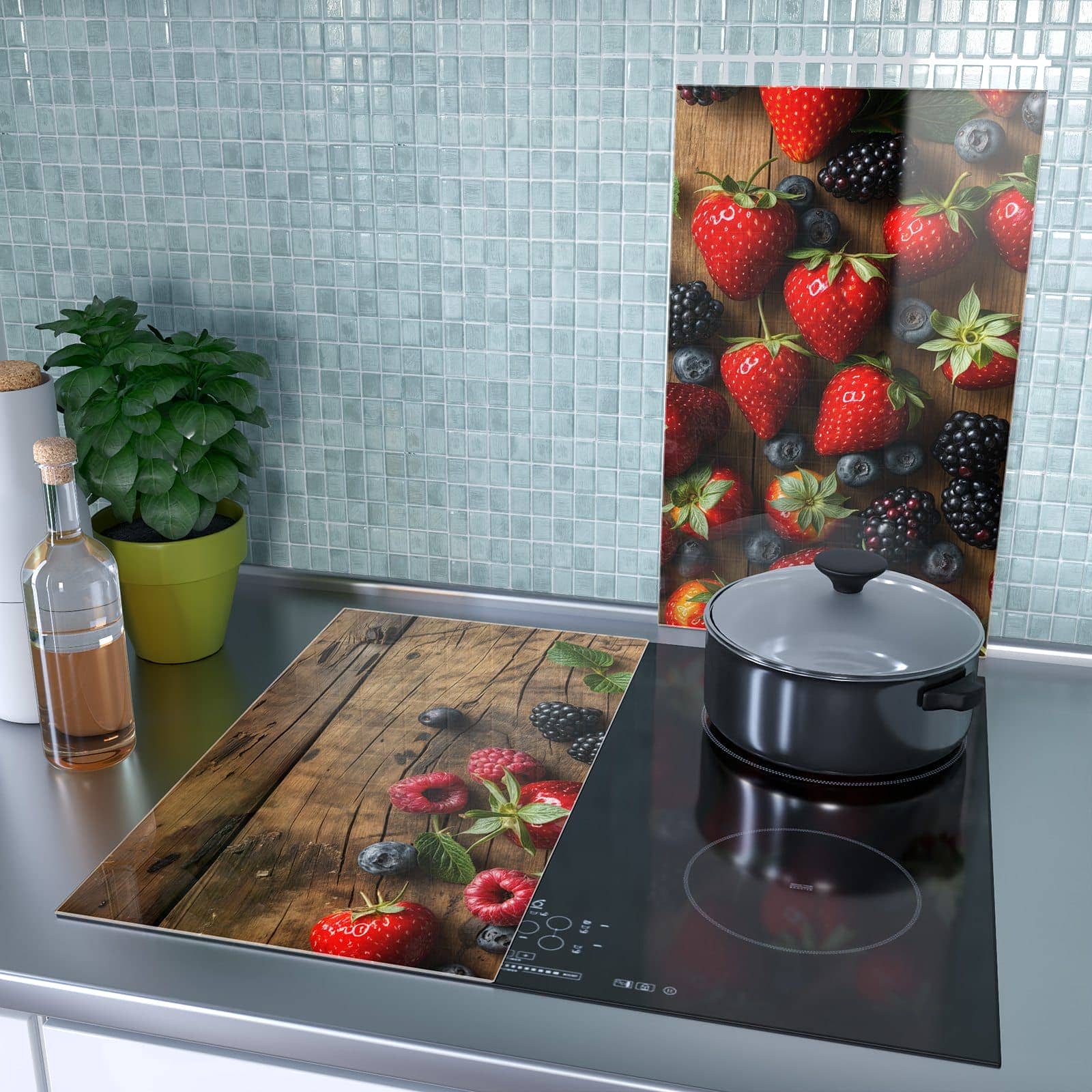 2-teilige Herd Schutzplatte mit Frische Beeren Exquisit-Motiv als Spritzschutz hinter dem Kochfeld