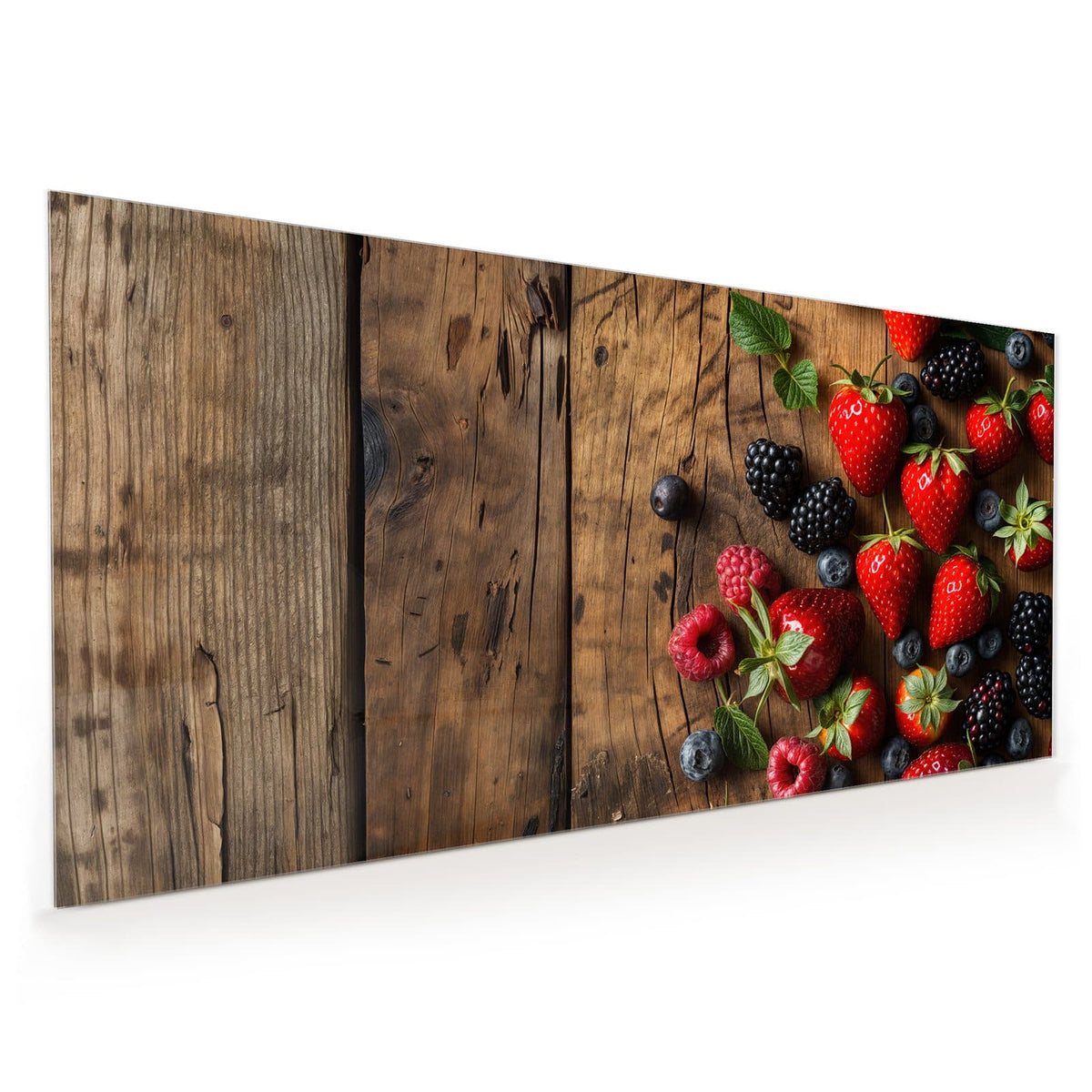Küchenrückwand aus Glas im Hochformat mit Motiv Beerenmix auf Holz: Erdbeeren, Brombeeren, Blaubeeren und Himbeeren mit Minze auf dunkel gemasertem Altholz