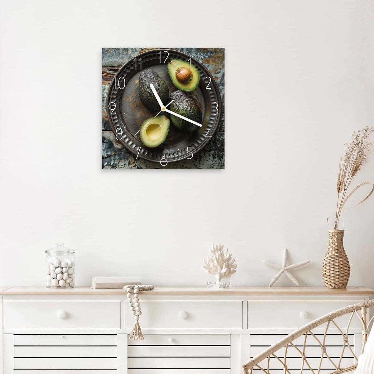 Wanduhr Avocados auf Zinnteller aus Glas – Quadratisch 30 × 30 cm – Avocados auf verwittertem Holztisch
