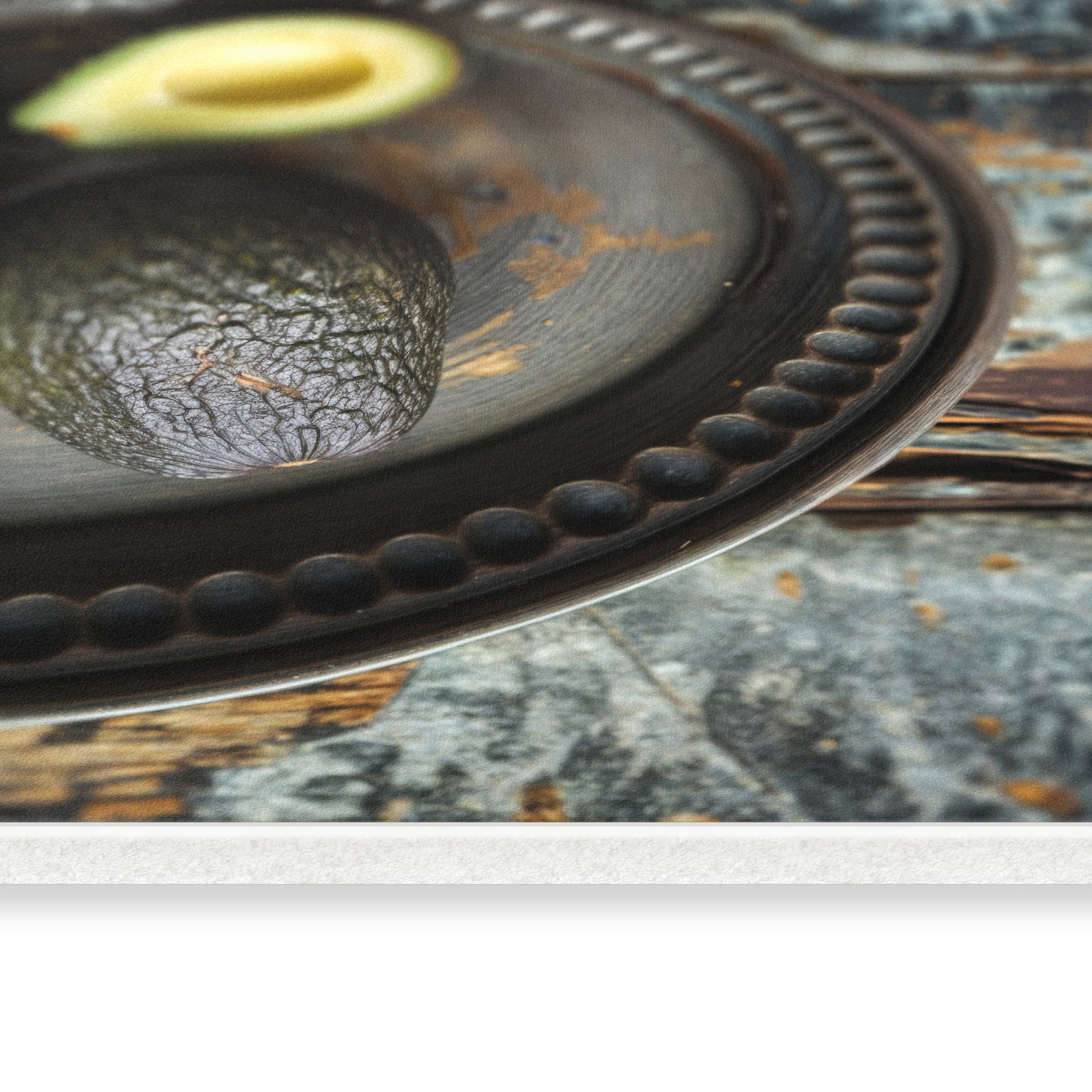 Teppichläufer für die Küche mit Motiv Avocados Holzteller in seitlicher Ansicht für sichere Aufbewahrung