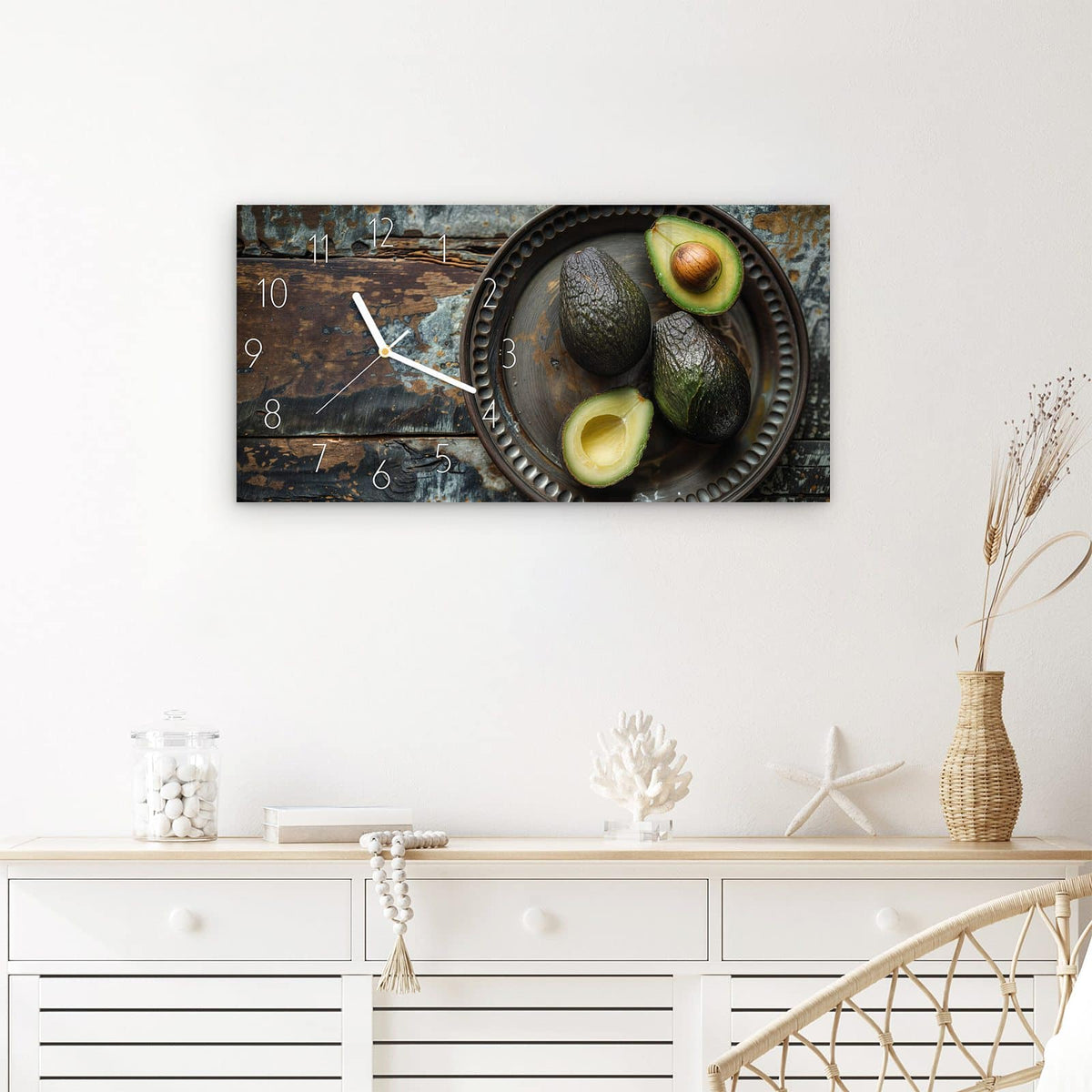 Wanduhr Avocados Holzteller aus Glas – Querformat 60 × 30 cm – Avocados auf verwittertem Holztisch