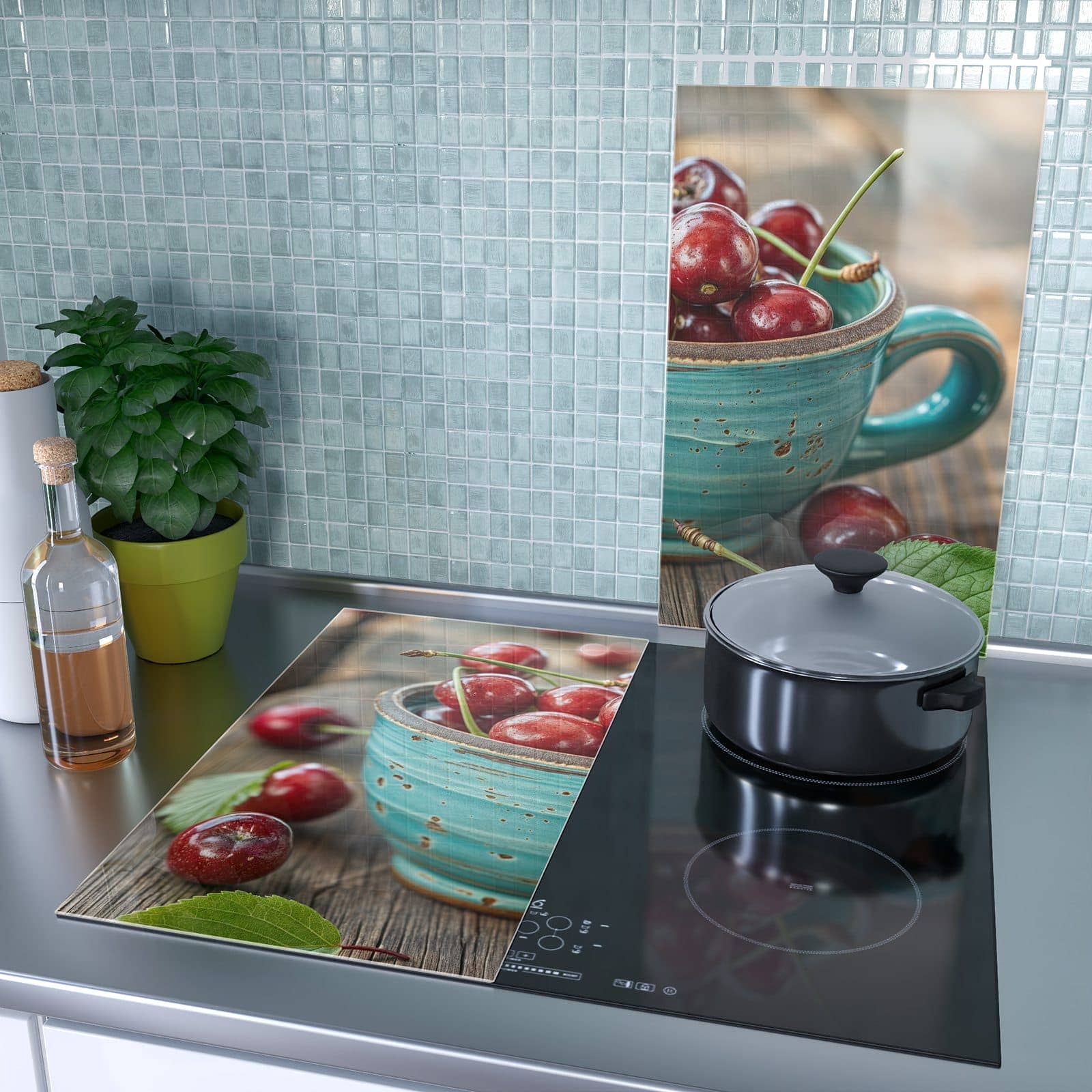 2-teilige Herdabdeckplatte mit Tasse mit Kirschen-Motiv als Spritzschutz hinter dem Kochfeld