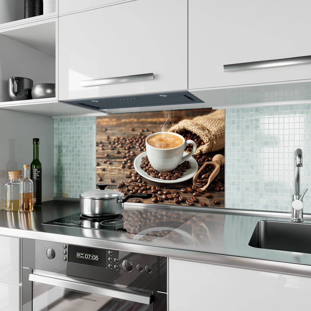 Küchenrückwand aus Glas Kaffee mit Holzschaufel im Hochformat als Spritzschutz hinter dem Kochfeld, über dem Fliesenspiegel montiert
