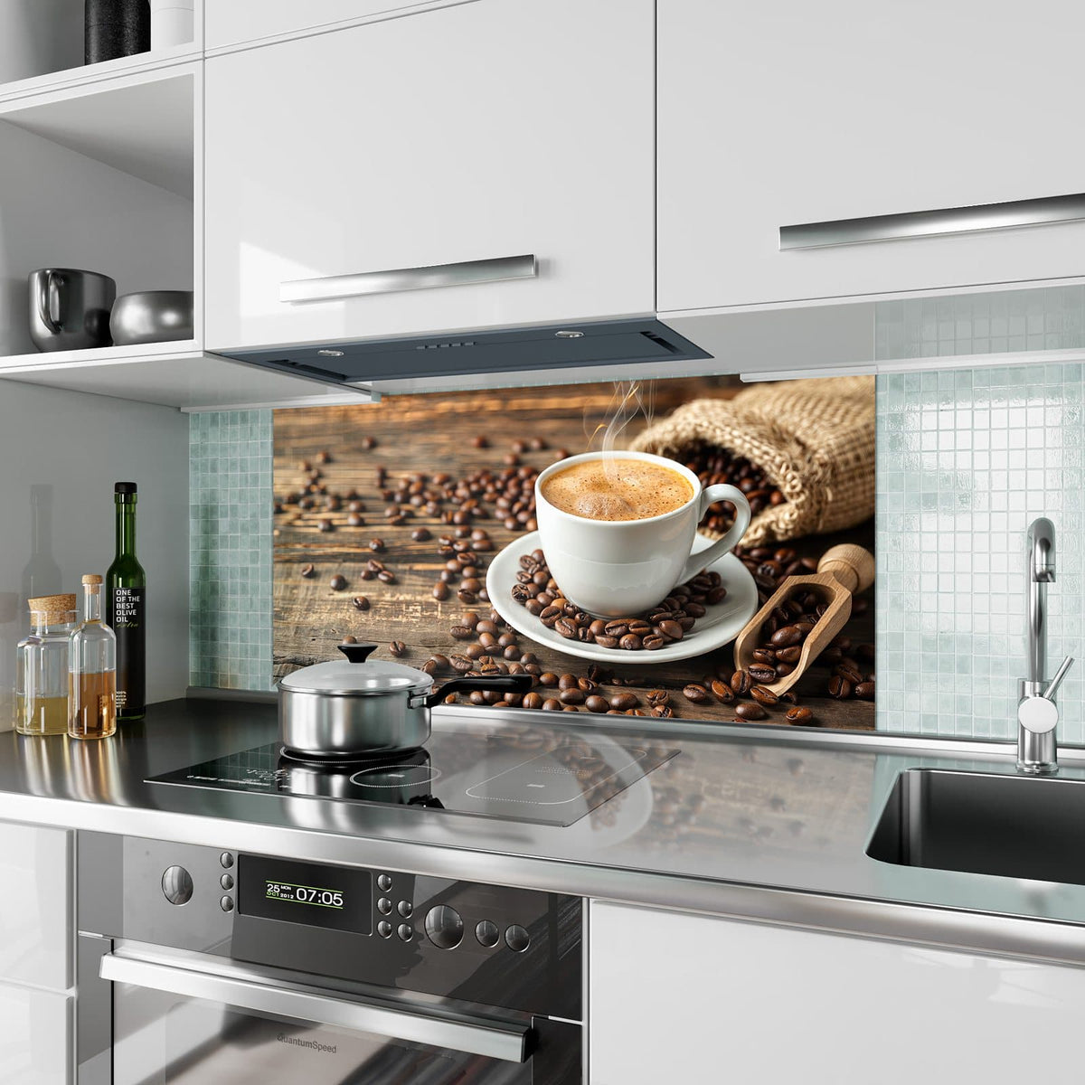 Küchenrückwand aus Glas Kaffee mit Holzschaufel im Hochformat als Spritzschutz hinter dem Kochfeld, über dem Fliesenspiegel montiert
