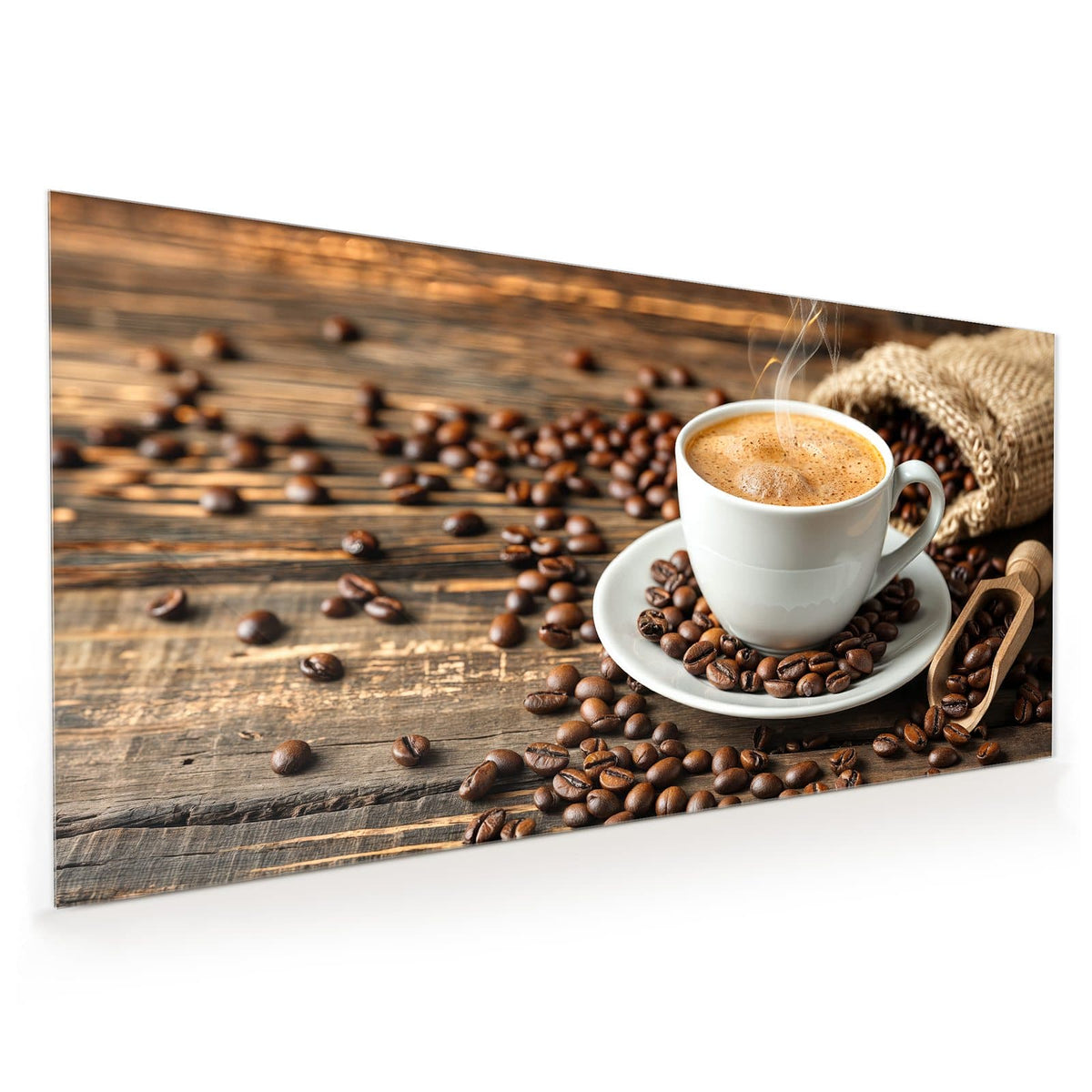 Küchenrückwand aus Glas im Hochformat mit Motiv Kaffee mit Holzschaufel: Dampfende weiße Tasse auf Untertasse, verstreute Bohnen