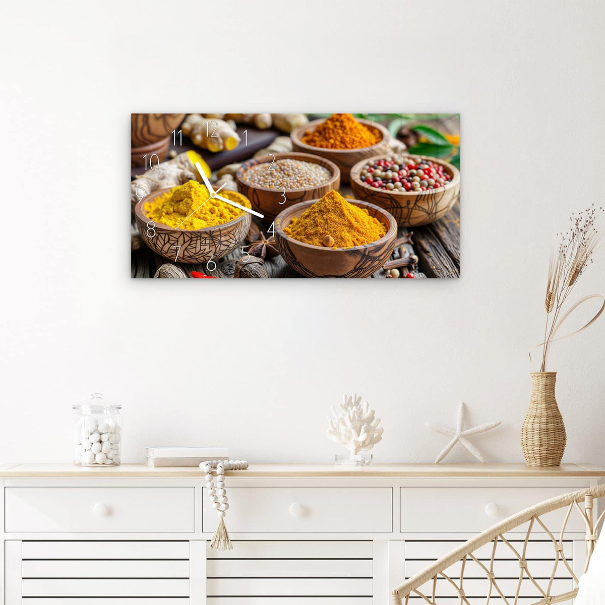 Wanduhr Gewürze in Schalen aus Glas – Querformat 60 × 30 cm – Kurkuma und Pfeffer in Holzschalen