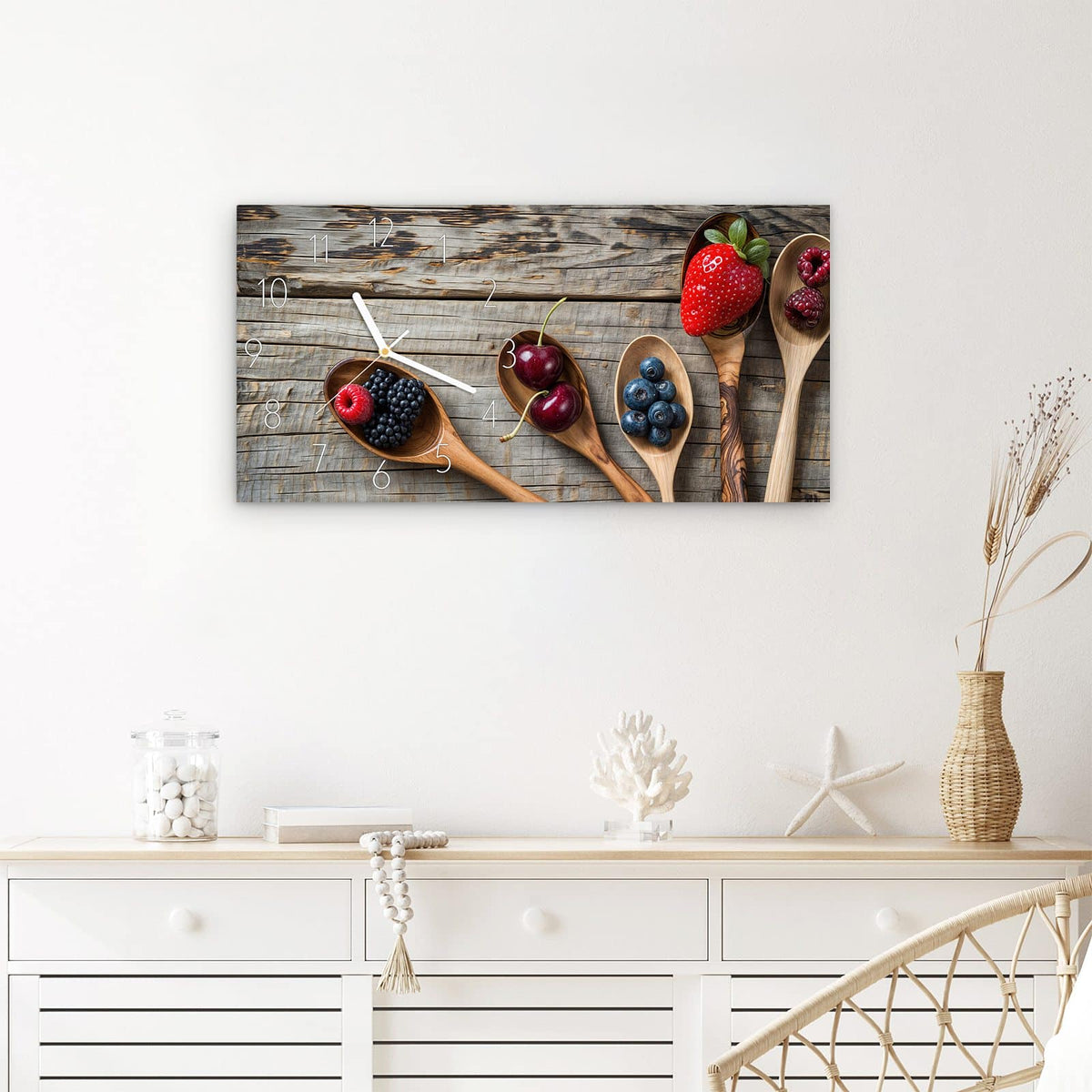 Wanduhr Holzlöffel mit Beeren aus Glas – Querformat 60 × 30 cm – Fünf Holzlöffel voller Beeren