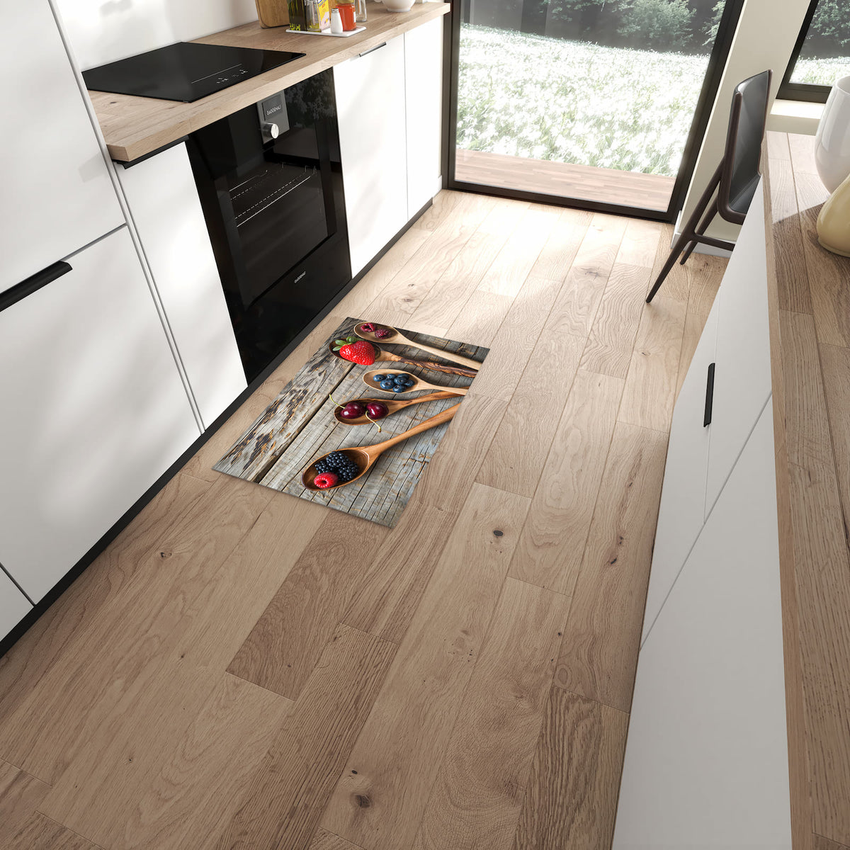 Waschbarer Küchenteppich mit Motiv Holzlöffel mit Beeren in moderner Küche