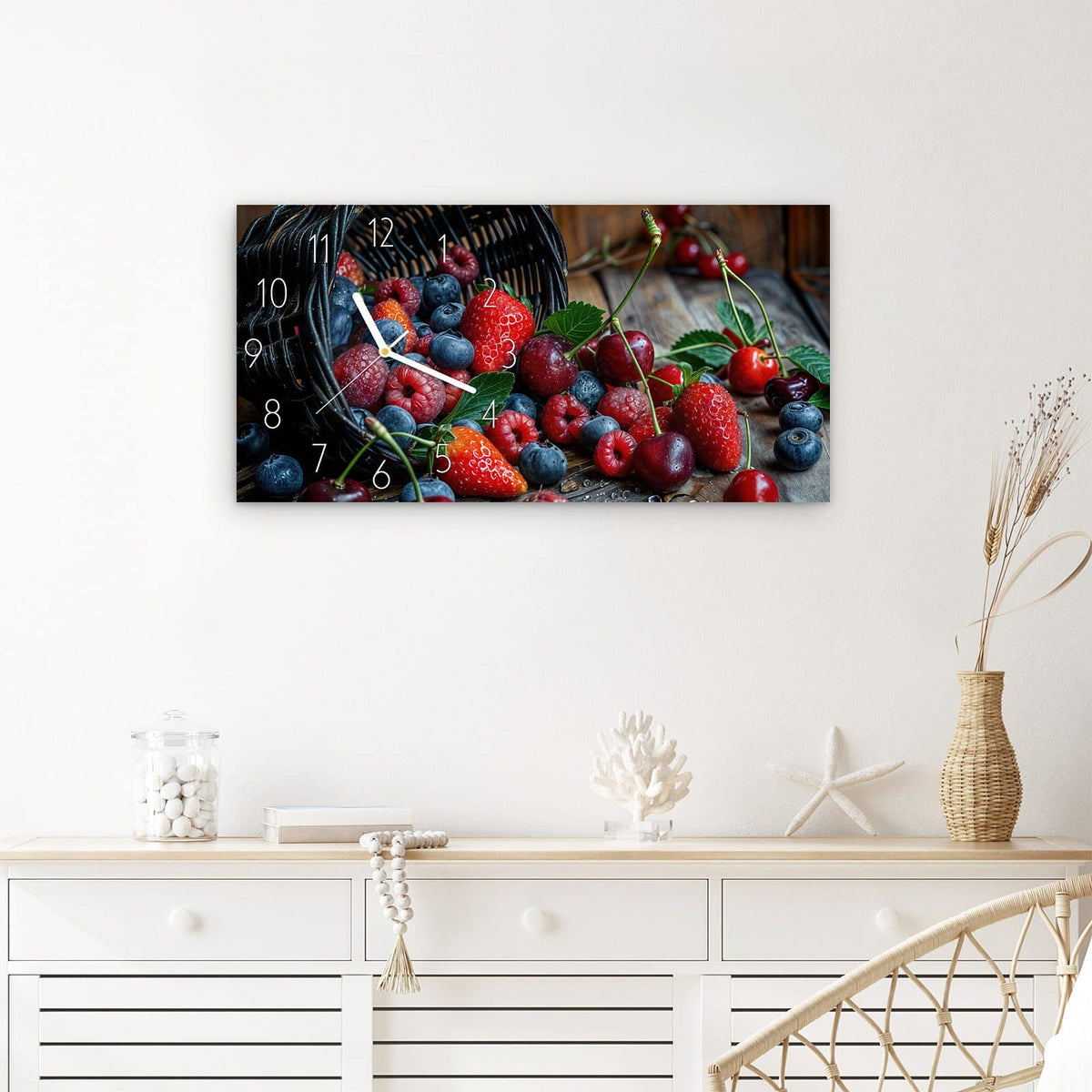 Wanduhr Frische Beerenkorb aus Glas – Querformat 60 × 30 cm – Umgekippter Korb voller Beeren