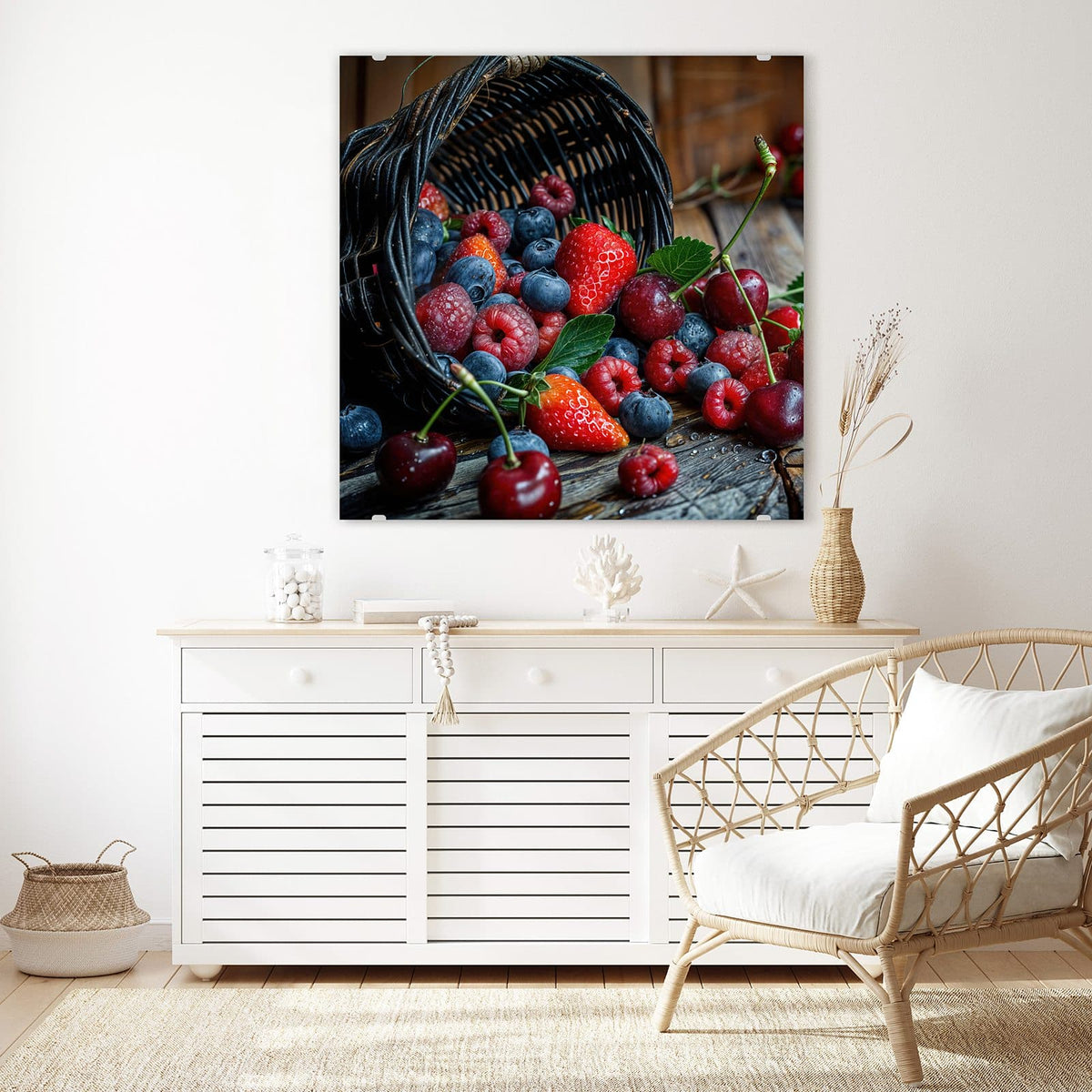 Glasbild Umgekippter Beerenkorb an der Wand – Umgekippter Weidenkorb, aus dem Erdbeeren, Heidelbeeren, Himbeeren und Kirschen auf Holz rollen