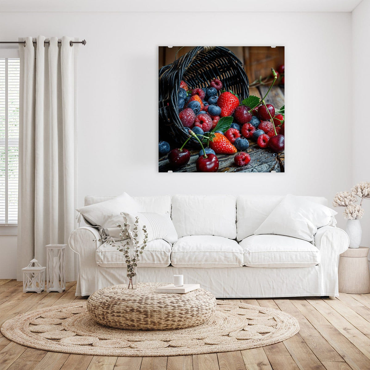 Glasbild Umgekippter Beerenkorb an der Wand – Umgekippter Weidenkorb, aus dem Erdbeeren, Heidelbeeren, Himbeeren und Kirschen auf Holz rollen