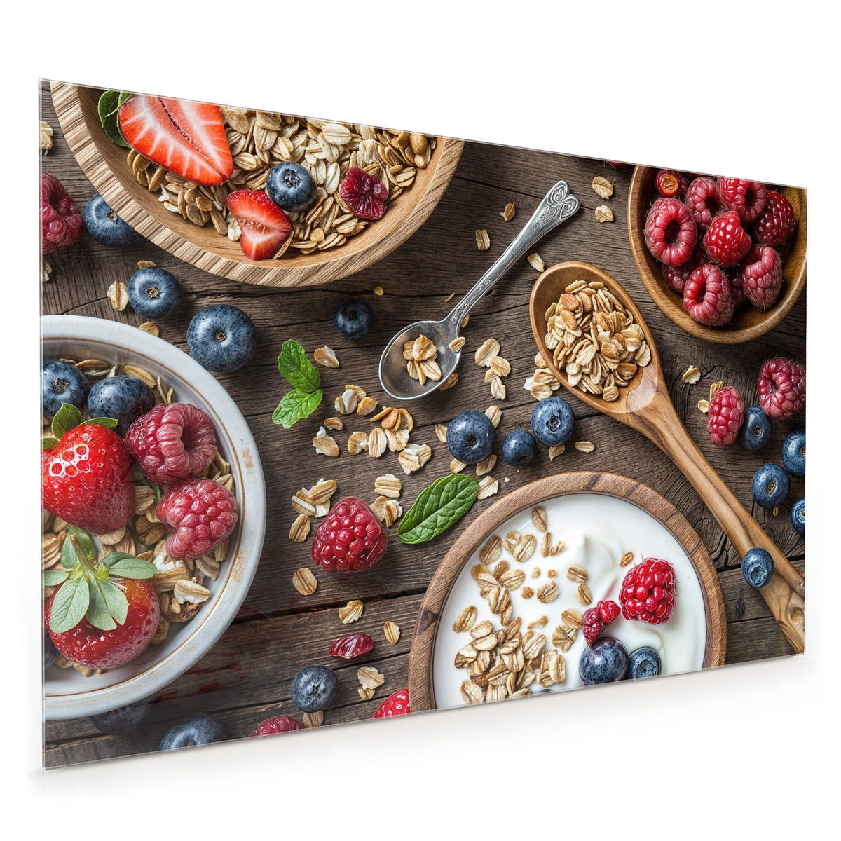 Küchenrückwand aus Glas im Hochformat mit Motiv Joghurt mit Beeren: Schale mit Joghurt, Haferflocken, Himbeeren und Blaubeeren, Holzlöffel auf Holztisch