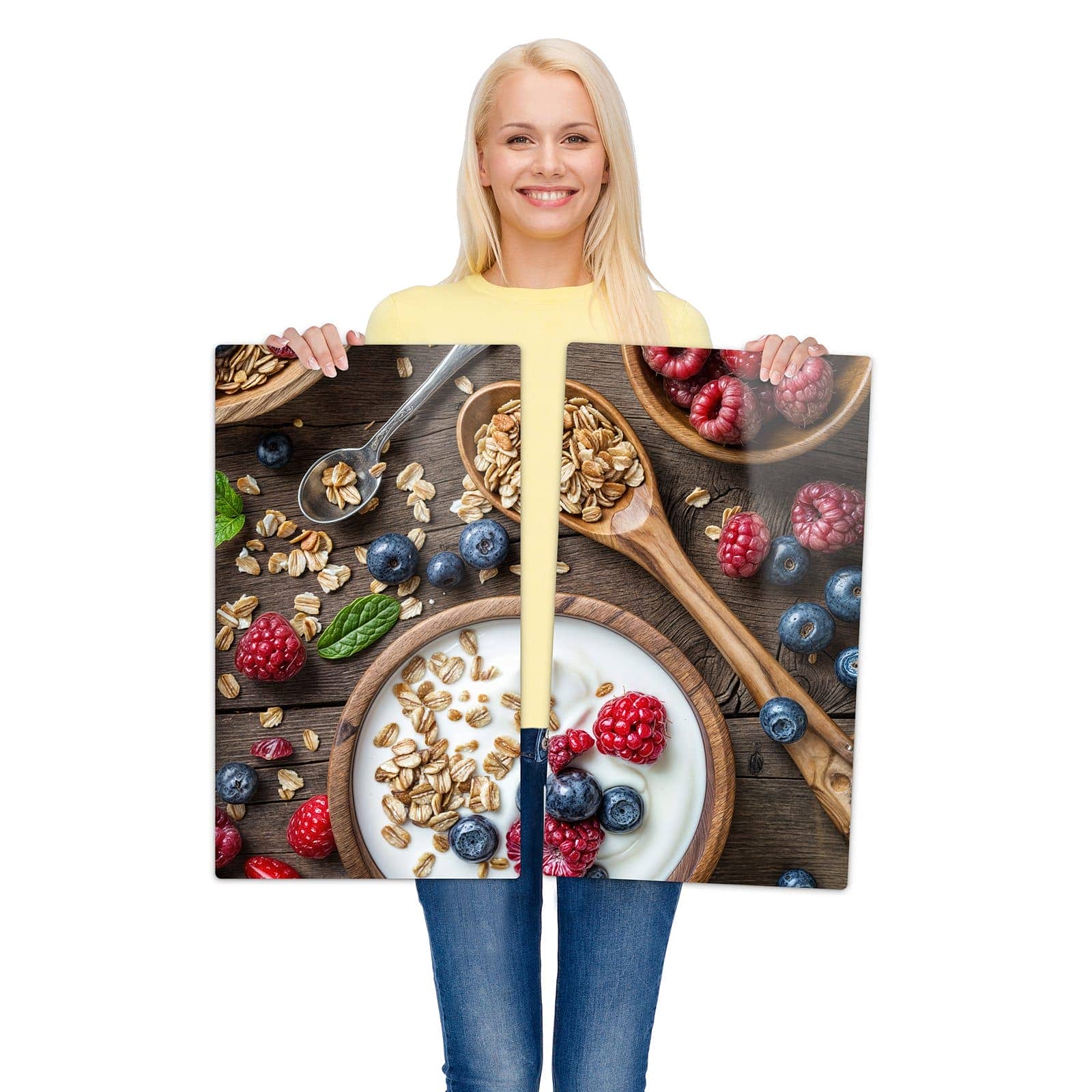 2-teilige Herdabdeckplatten für Ceranfeld mit Beeriges Müsli-Motiv wird zur Größendarstellung gehalten