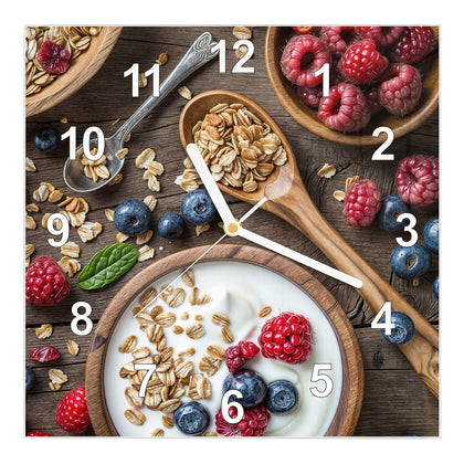 Wanduhr Quadratisch mit dem Motiv Joghurt mit Beeren