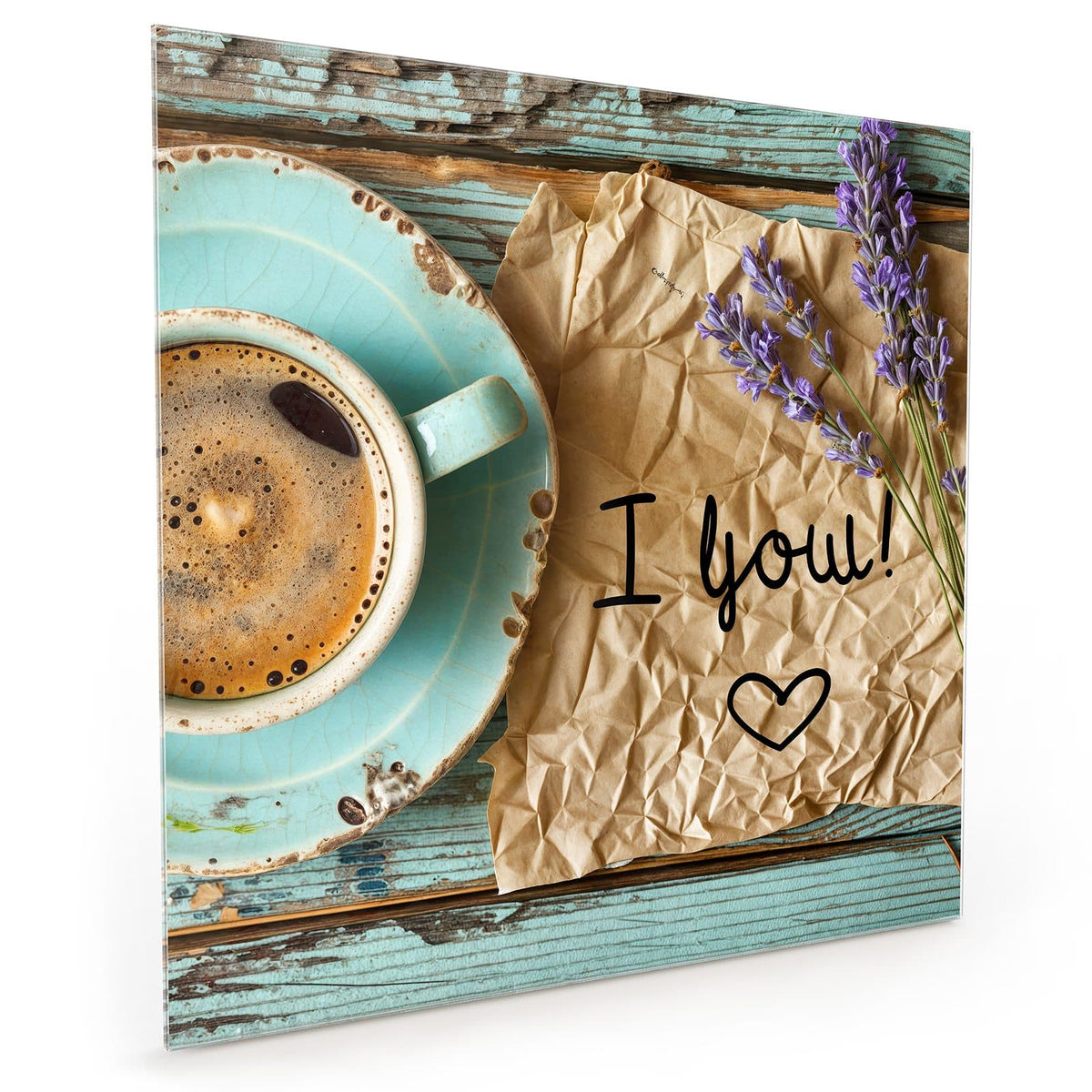 Küchenrückwand aus Glas im quadratischen Format: Türkise Tasse Kaffee neben Lavendelzweigen und einem Packpapier mit 'I love you'-Notiz auf blauem Holz #grösse_40 x 40 cm #grösse_50 x 50 cm #grösse_60 x 60 cm