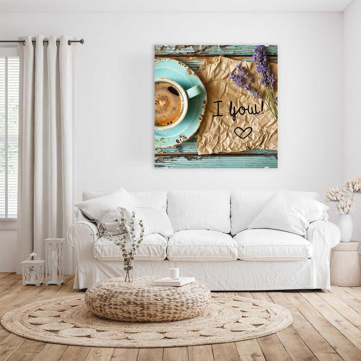 Glasbild Tasse und Lavendel an der Wand – Türkise Tasse Kaffee neben Lavendelzweigen und einem Packpapier mit 'I love you'-Notiz auf blauem Holz