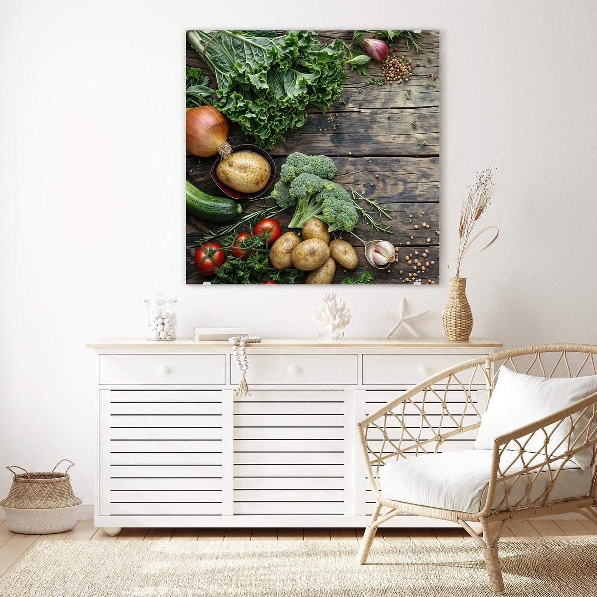 Glasbild Brokkoli und Grünkohl an der Wand – Draufsicht auf Holz: Grünkohl, Brokkoli, Kartoffeln, Zwiebel, Zucchini, Tomaten, Knoblauch und Kräuter.