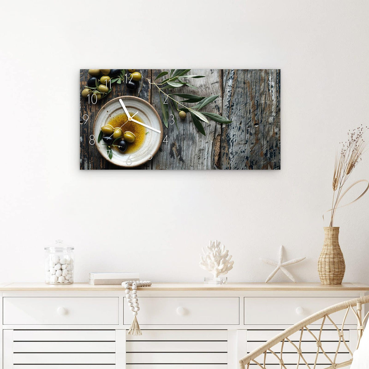 Wanduhr Oliven auf Teller aus Glas – Querformat 60 × 30 cm – Grüne und schwarze Oliven mit Öl