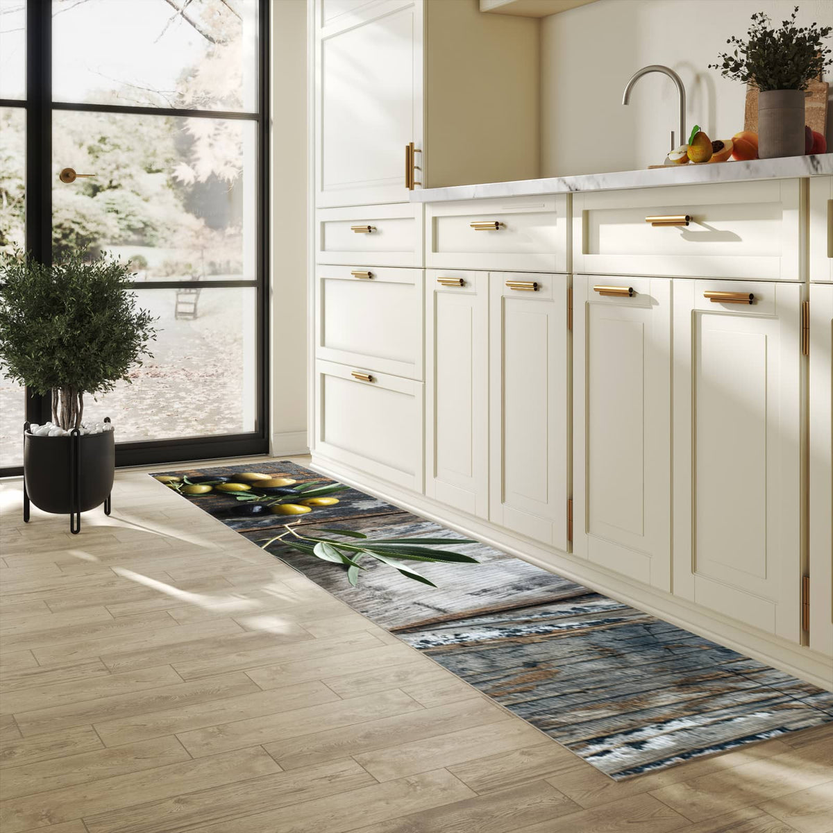 Abriebfester Küchenteppich mit Motiv Oliven auf Teller in heller Küche