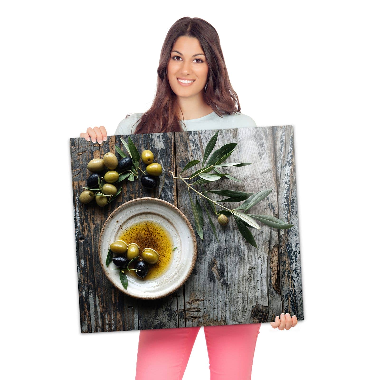 Herdabdeckplatte mit Oliven auf Teller-Motiv wird zur Größendarstellung gehalten