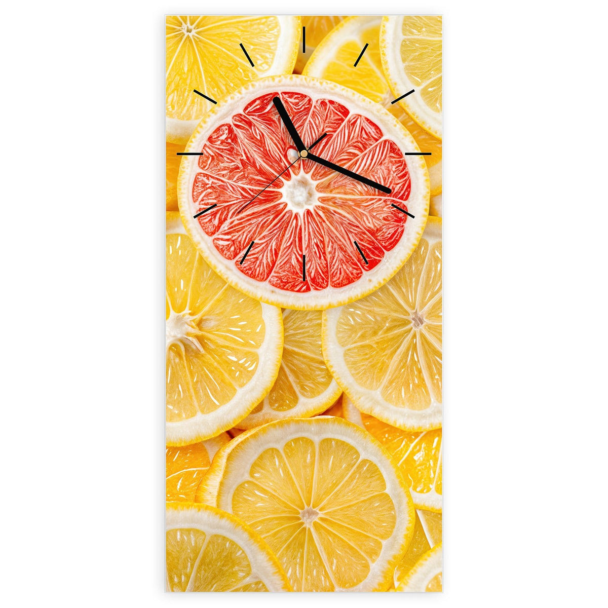 Wanduhr aus Glas, Ziffernblatt Linie: Flächenfüllend gelbe und orange Zitrusscheiben, in der oberen Bildmitte eine einzelne rote Grapefruitscheibe
