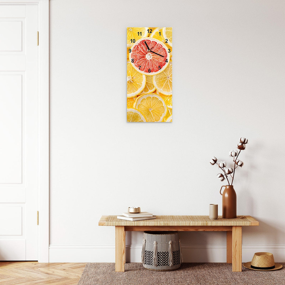 Wanduhr aus Glas im Hochformat Zitrusscheiben mit Ziffernblatt Modern über einer Holzbank im Flur