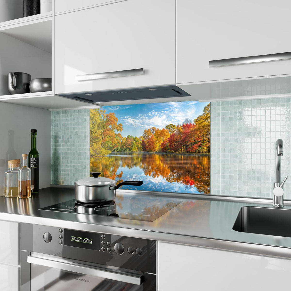 Küchenrückwand aus Glas Spiegelung im Herbstsee im Hochformat als Spritzschutz hinter dem Kochfeld, über dem Fliesenspiegel montiert
