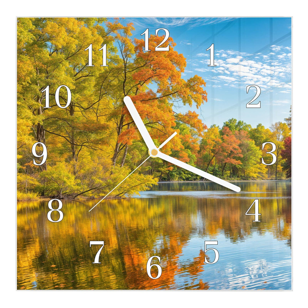 Wanduhr aus Glas, Ziffernblatt Klassisch mit Motiv Spiegelung im Herbstsee: Bunt gefärbte Laubbäume am Seeufer, klar gespiegelt im ruhigen Wasser, blauer Himmel