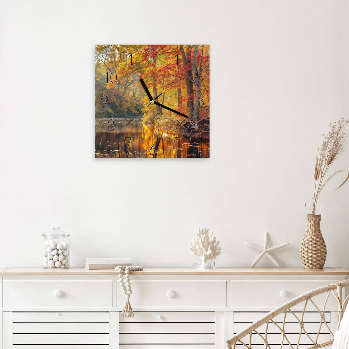 Wanduhr Herbstfarben am Seeufer aus Glas – Quadratisch 30 × 30 cm – Herbstlaub und treibende Blätter am See