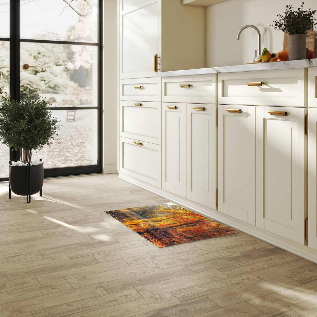 Feuchtigkeitsresistenter Küchenteppich mit Motiv Herbstwald See in heller Küche