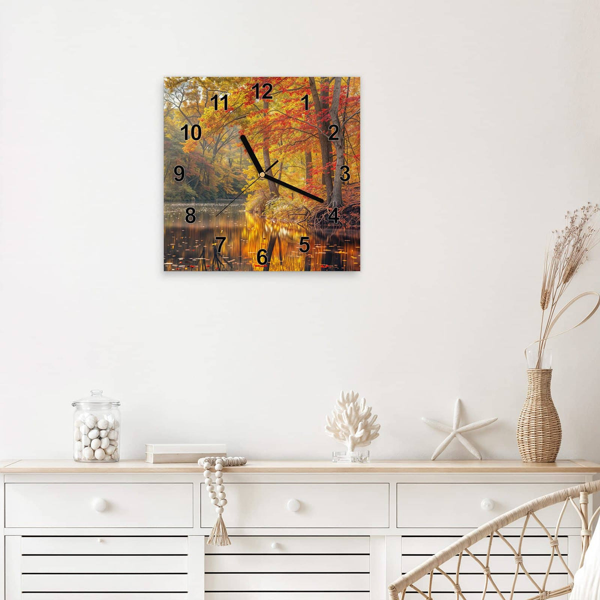 Quadratische Wanduhr aus Glas Herbstfarben am Seeufer mit Ziffernblatt Modern über einem weißen Sideboard
