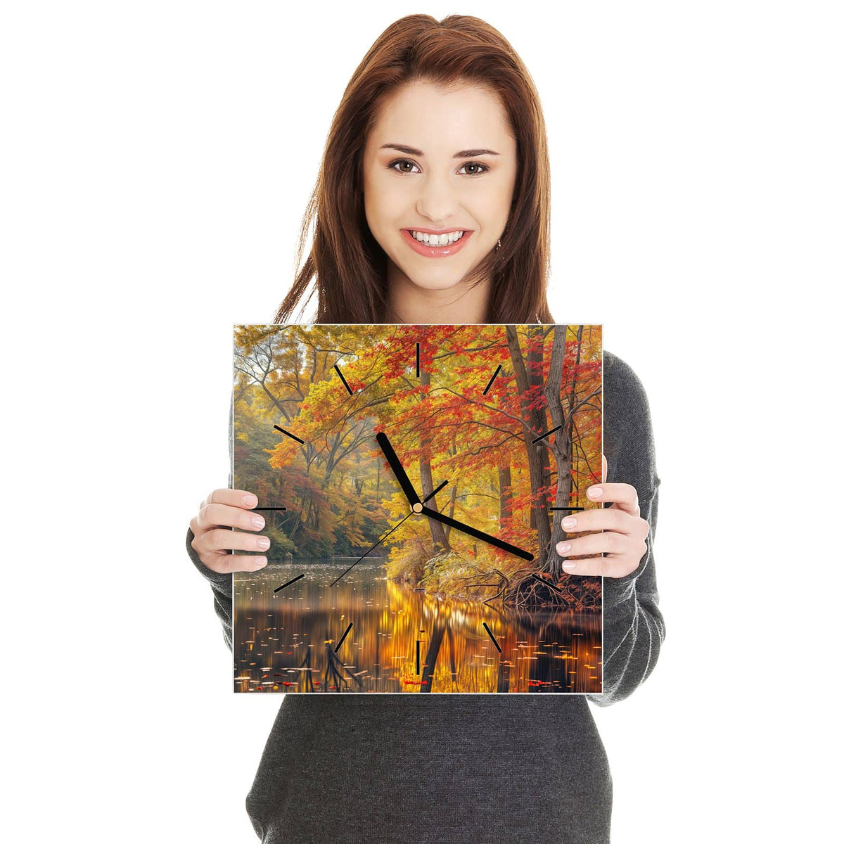 Quadratische Wanduhr aus Glas Herbstfarben am Seeufer in zwei Händen gehalten – Größenvergleich, 30 × 30 cm