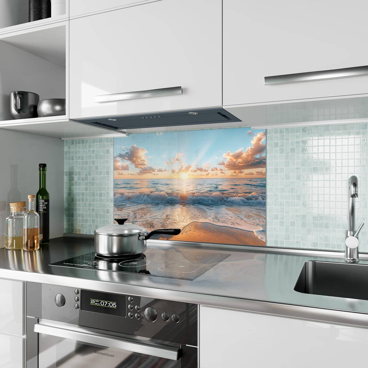 Küchenrückwand aus Glas Sonne über der Brandung im Hochformat als Spritzschutz hinter dem Kochfeld, über dem Fliesenspiegel montiert