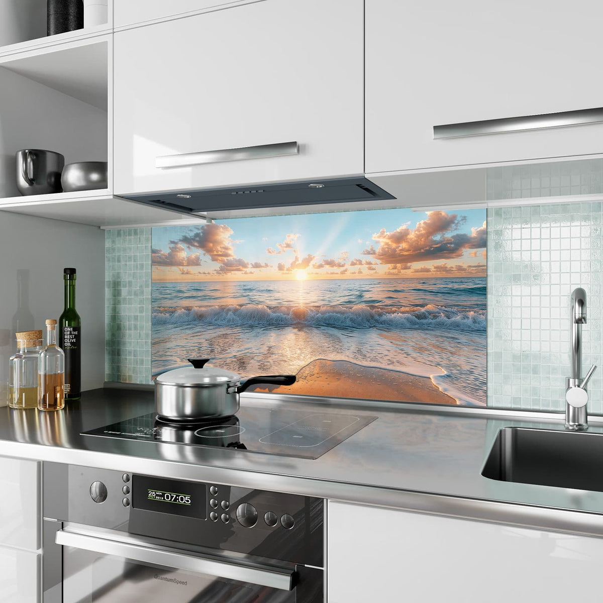 Küchenrückwand aus Glas Sonne über der Brandung im Hochformat als Spritzschutz hinter dem Kochfeld, über dem Fliesenspiegel montiert